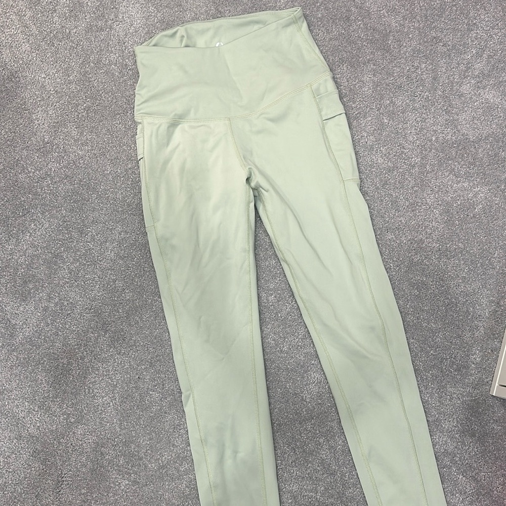 Women workout leggings. Pistachio green. Size small. High waisted, side pockets.